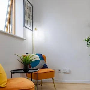 Morden Apartment, By The Sea With Free Parking Apartment