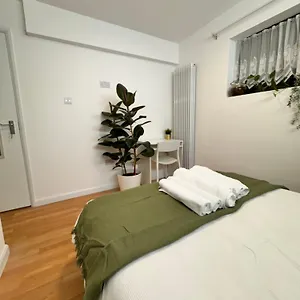 Luxury 2 Bhk In Canary Wharf Apartment