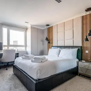 Canary Wharf Retreat With Free Secure Parking Apartment